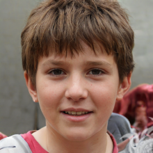 Фотография мальчика шатена с короткими волосами
