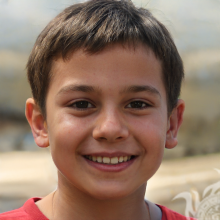 Фотография веселого мальчика брюнета с короткой прической