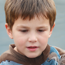 Фотография маленького мальчика шатена на синем фоне