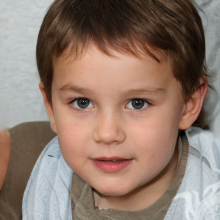 Фотографія милого маленького хлопчика шатена