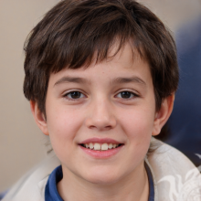 Foto de um menino sorridente com cabelo preto