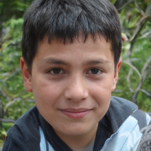 Фотографія хлопчика з коротким волоссям на природі для TikTok