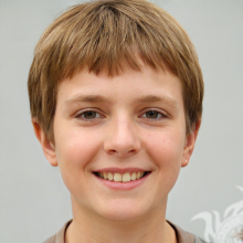 Foto eines glücklichen rothaarigen Jungen auf grauem Hintergrund