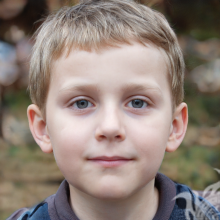Foto de un chico lindo con pelo corto.