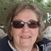 Photo une femme âgée sur sa photo de profil à lunettes noires