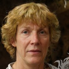 Foto de uma avó em um avatar com cabelo comprido
