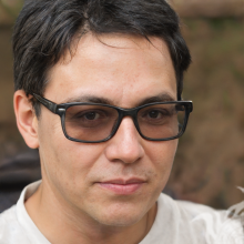 Photo un mec avec des lunettes teintées