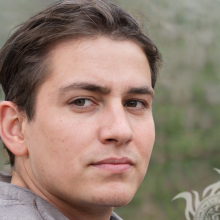 Foto de un chico de 28 años con el pelo peinado hacia atrás