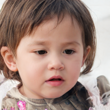 O rosto da menina é aleatório