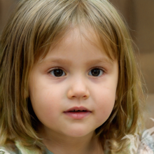 Schönes Gesicht eines kleinen Mädchens auf einem Konto