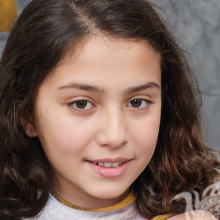 Gesicht eines Mädchens 10 Jahre altes dunkles Haar