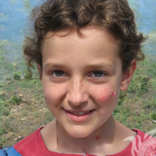 Cara de niña en un avatar en la naturaleza.