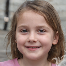 Портрет улыбчивой маленькой девочки