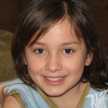 Портрет маленькой улыбающейся девочки