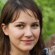 Лицо украинской девушки шатенки