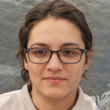 Le visage une fille ukrainienne dans des lunettes