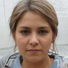 O rosto de uma garota ucraniana carrancuda