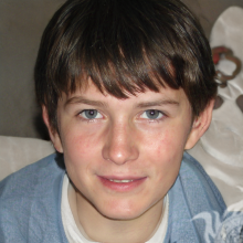Le visage un mec ordinaire sur un avatar de 15 ans