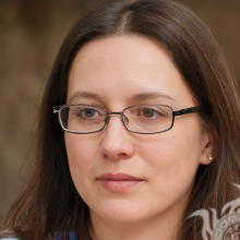 Mulher ucraniana com óculos na foto do perfil