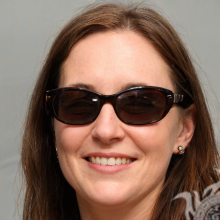 Foto de una mujer con gafas negras en la foto de perfil.