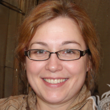 Foto einer britischen Frau mit Brille