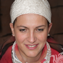 Foto de uma mulher de chapéu branco em uma conta