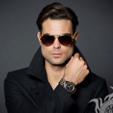 Foto de homem com óculos no avatar