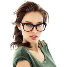 Avatar fille brune avec des lunettes