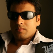 Hindu-Typ mit Sonnenbrille