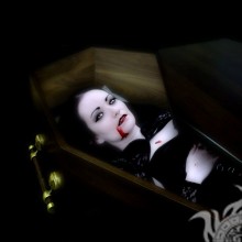 Красивая девушка вампир в гробу