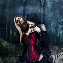 Девушка вампир пьет кровь