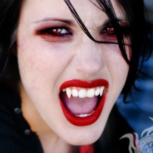 Портрет девушки вампира на аватарку