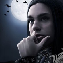 Мужчина вампир портрет на фоне Луны