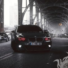 Завантажити картинку BMW на аватар дівчині