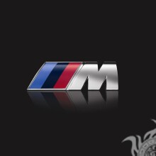 Скачать логотип фирмы BMW на черном фоне