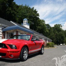 Червоний Ford Mustang кабріолет завантажити фото для дівчини