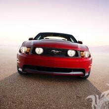 Красный элегантный Ford Mustang скачать фото для девушки