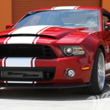 Foto de download legal do Ford Mustang vermelho em sua foto de perfil para uma garota