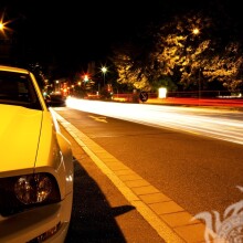 Descarga una foto de un avatar de Ford amarillo en la ciudad nocturna para un chico