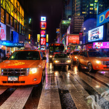 Télécharger la photo d'une voiture dans la ville de nuit