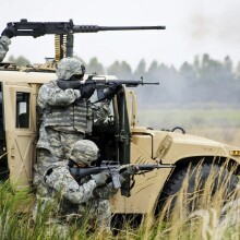 Солдати зі зброєю на Хаммері аватарка