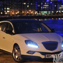 Descargar foto Chrysler blanco en la ciudad de noche
