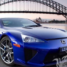 Téléchargez la photo d'une luxueuse Lexus bleue sur votre photo de profil pour une fille