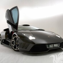 Laden Sie ein Foto eines schicken schwarzen Lamborghini herunter