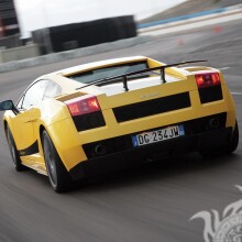 Laden Sie ein Foto eines gelben Lamborghini für das Profilbild eines Mannes herunter