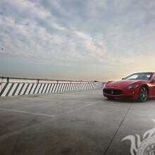 Téléchargez l'image d'une magnifique Maserati rouge sur votre photo de profil pour une fille
