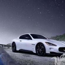 Descargue la imagen de un elegante Maserati blanco en la imagen de perfil de una niña