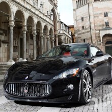 Baixe a foto de um Maserati preto legal em sua foto de perfil para um cara