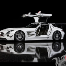 Grande Mercedes blanche avec portes levantes télécharger la photo sur votre photo de profil
