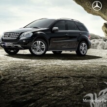 Laden Sie auf dem Profilbild ein Foto eines prestigeträchtigen schwarzen Mercedes-Crossovers herunter